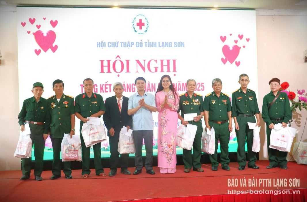 Lãnh đạo Hội Chữ thập đỏ tỉnh và Ủy ban Mặt trận Tổ quốc Việt Nam tỉnh trao quà cho các NNCĐDC trên địa bàn tỉnh