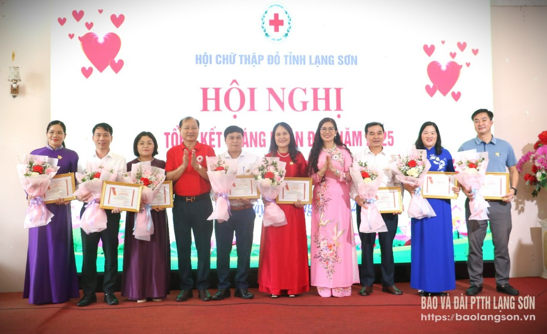 Lãnh đạo Hội Chữ thập đỏ tỉnh trao kỷ niệm chương cho lãnh đạo các huyện, thành phố