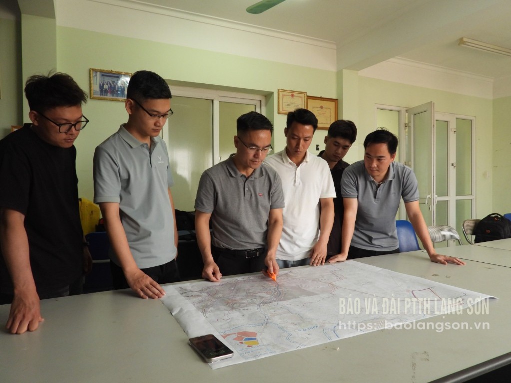 Thảo luận nhóm về phương án thiết kế công trình giao thông tại Công ty Cổ phần Tư vấn đầu tư phát triển Cửa Đông