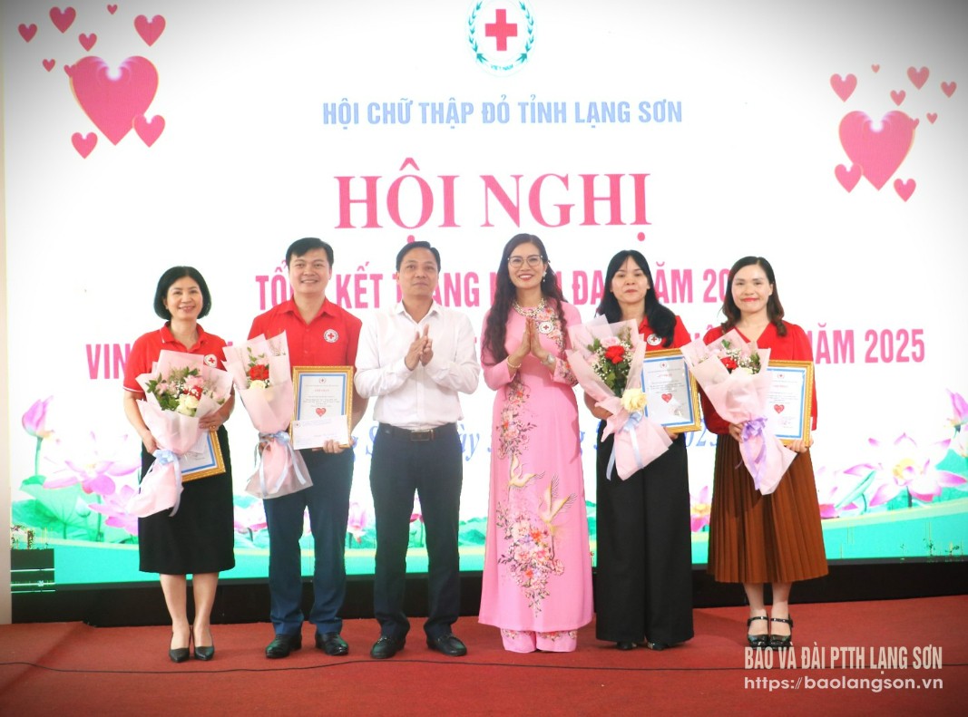 Lãnh đạo Hội Chữ thập đỏ tỉnh và Ban Tuyên giáo và Dân vận Tỉnh ủy trao vinh danh cho các tập thể có thành tích xuất sắc tham gia Chiến dịch “Triệu bước chân nhân ái - Tiếp nối trang sử vàng” tỉnh Lạng Sơn năm 2025
