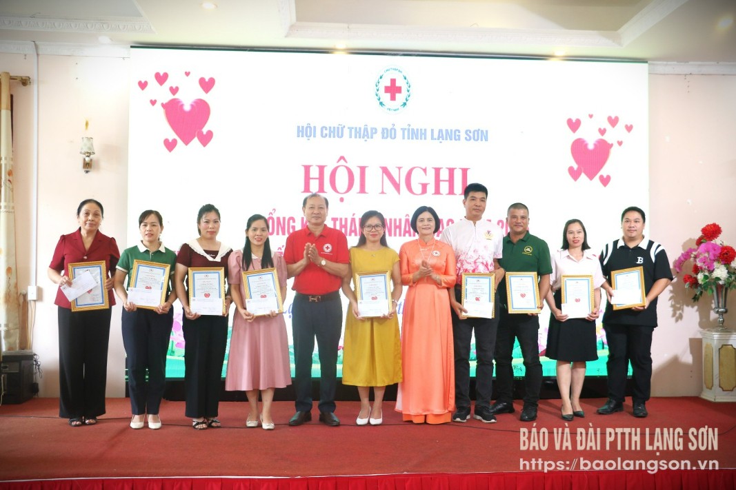 Lãnh đạo Hội Chữ thập đỏ tỉnh trao vinh danh cho các cá nhân có thành tích xuất sắc tham gia Chiến dịch “Triệu bước chân nhân ái - Tiếp nối trang sử vàng” tỉnh Lạng Sơn năm 2025