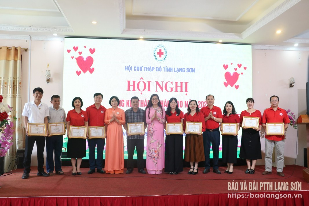 Lãnh đạo Hội Chữ thập đỏ tỉnh trao giấy khen cho lãnh đạo hội CTĐ các huyện, thành phố vì đã có thành tích xuất sắc trong công tác hội và phong trào CTĐ giai đoạn 2020 – 2025