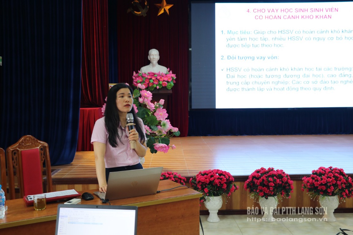 Cán bộ Chi nhánh NHCSXH tỉnh giới thiệu về các chương trình cho vay ưu đãi đang triển khai tại NHCSXH