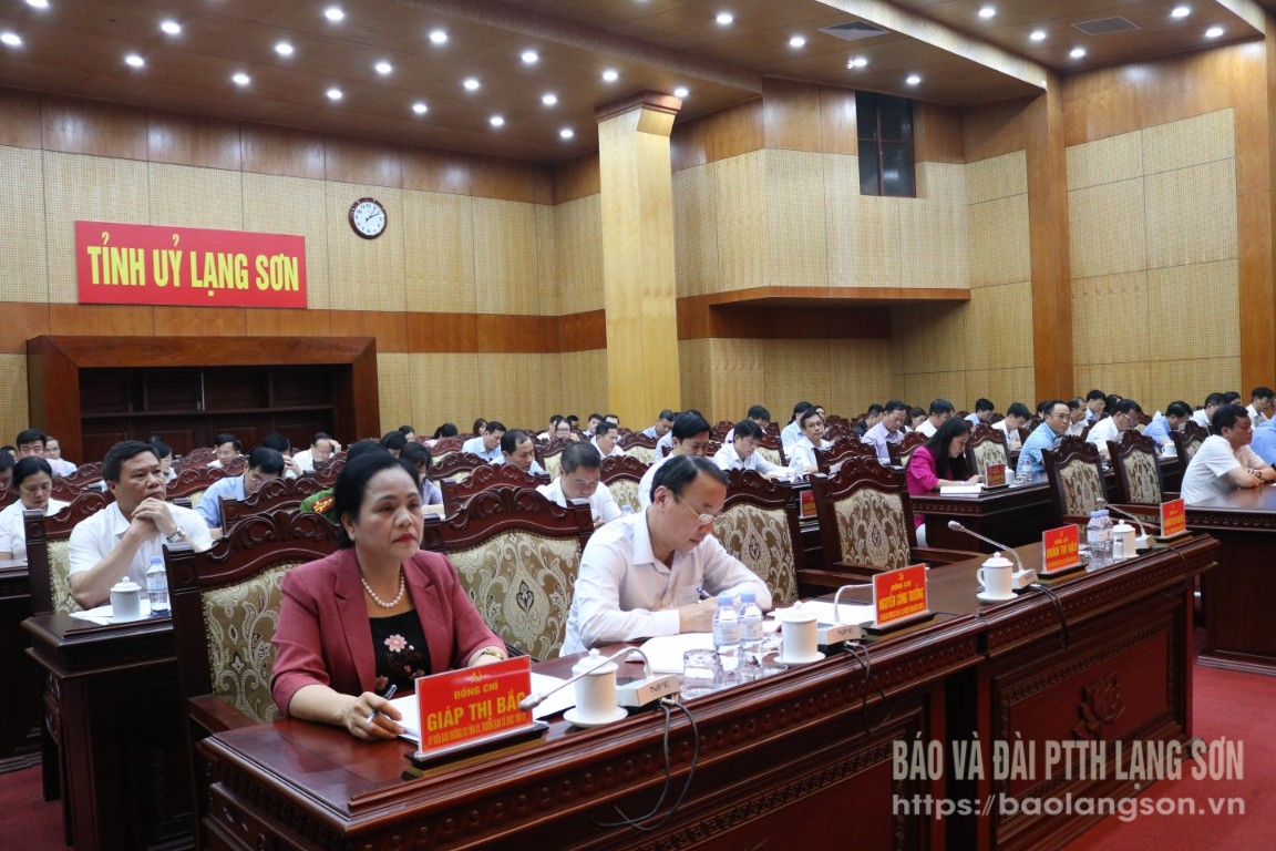 Các đại biểu dự hội nghị quán triệt các văn bản, kế hoạch của tỉnh về công tác tổ chức đại hội và hướng dẫn sắp xếp nhân sự cấp ủy tại các xã mới thành lập