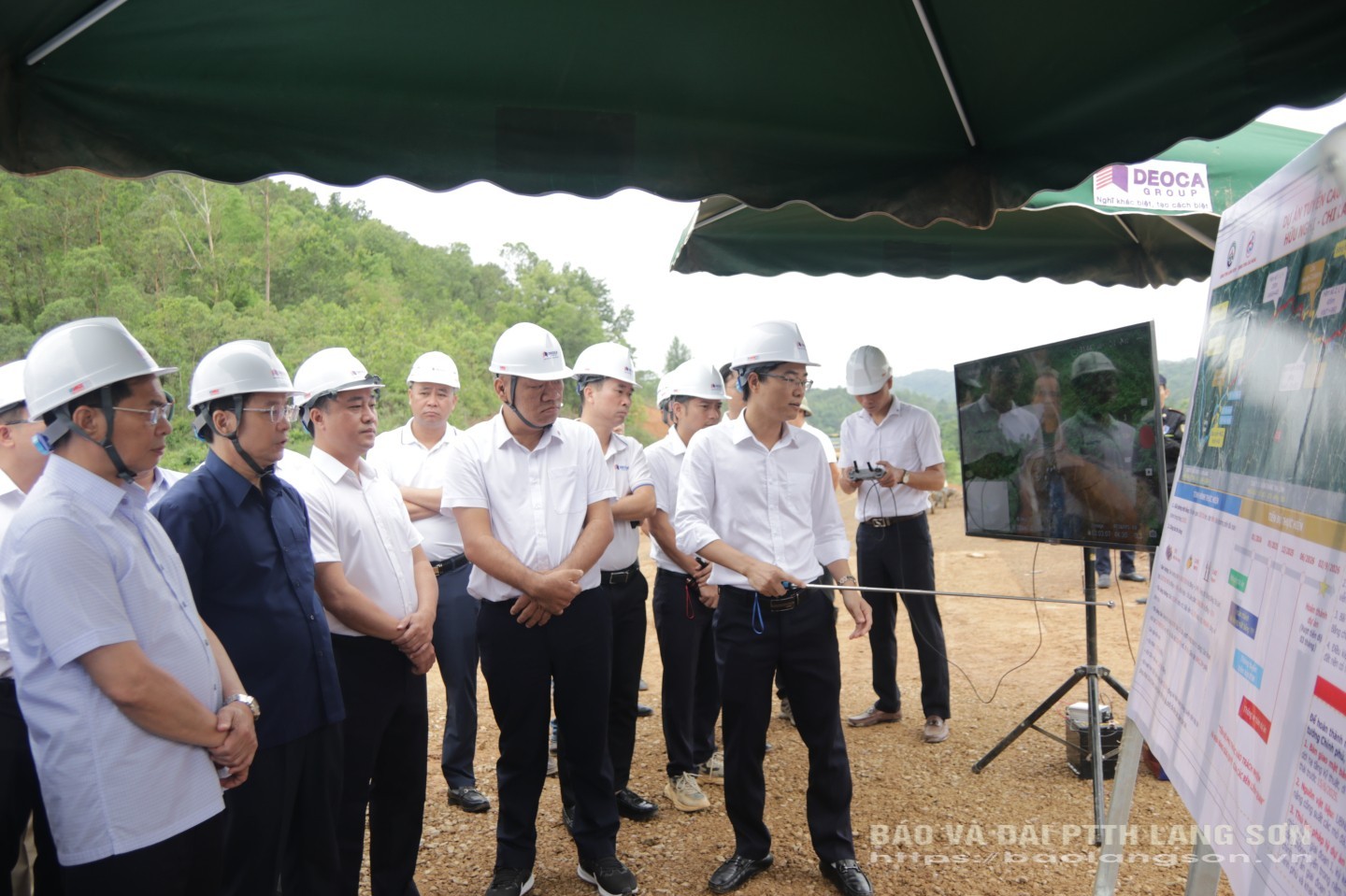 Đại diện doanh nghiệp dự án báo cáo tình hình thực hiện thi công với đoàn kiểm tra số 5
