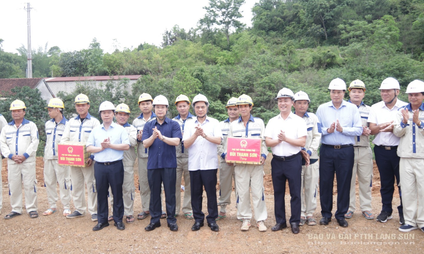 Đồng chí Phó Thủ tướng tặng quà các đơn vị thi công trên công trường