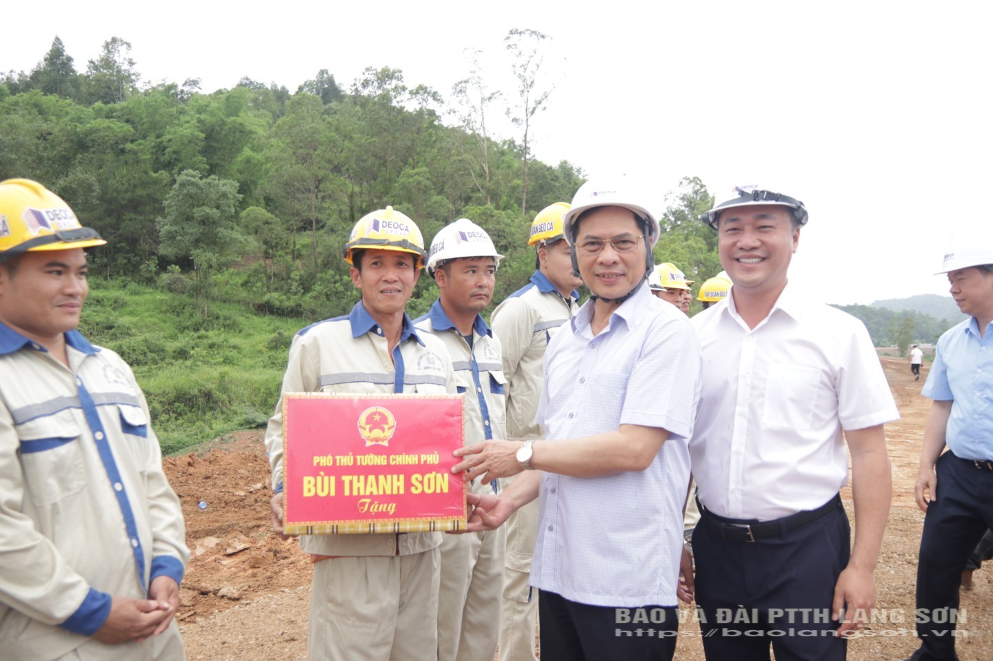 Đồng chí Phó Thủ tướng động viên cán bộ, kỹ sư đang làm việc trên công trường
