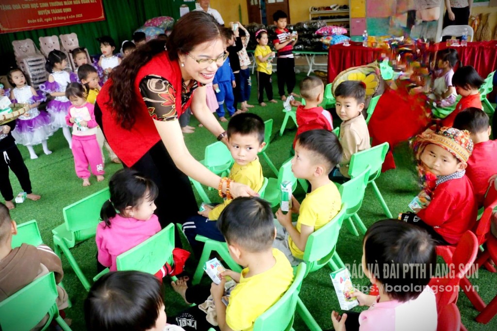 Lãnh đạo Hội Chữ thập đỏ tỉnh trao tặng sữa cho học sinh Trường Mầm non Đoàn Kết, huyện Tràng Định