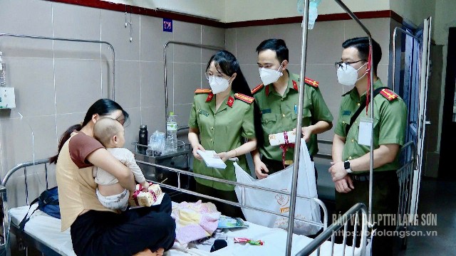 Cán bộ, chiến sĩ phòng An ninh Kinh tế, Công an tỉnh thăm hỏi, tặng quà cho bệnh nhi đang điều trị tại Bệnh viện Đa khoa tỉnh