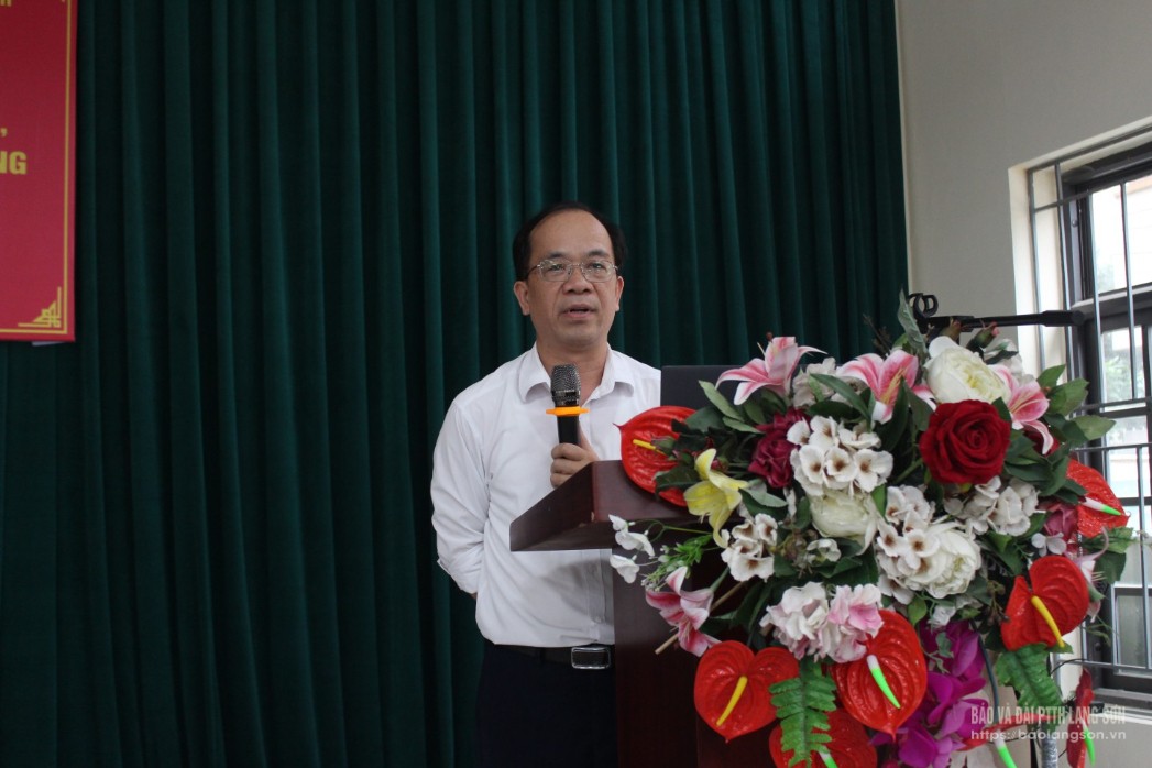 Lãnh đạo Phòng Phổ biến, giáo dục pháp luật, Sở Tư pháp truyền đạt các nội dung tại hội nghị