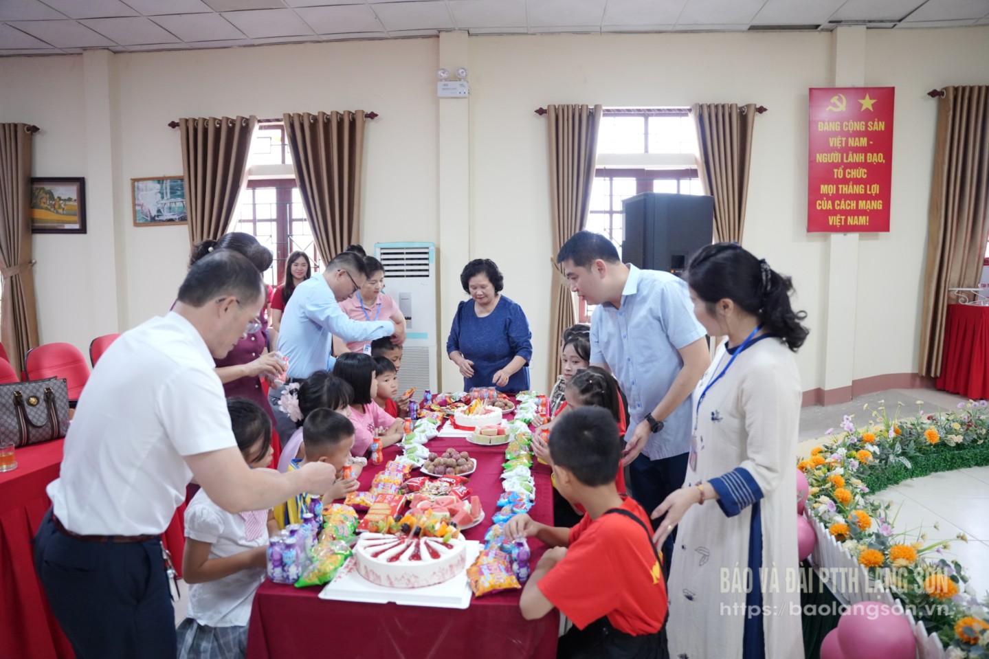 Đoàn công tác của tỉnh tới tặng quà, giao lưu với thiếu nhi tại Cơ sở bảo trợ xã hội tổng hợp tỉnh nhân dịp Tết thiếu nhi 1/6