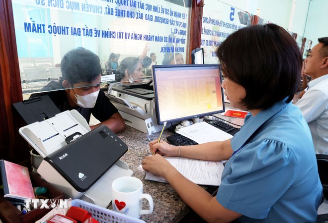Cán bộ tại bộ phận một cửa hành chính công của UBND huyện Bù Đăng phục vụ người dân. (Ảnh: Hồng Đạt/TTXVN)