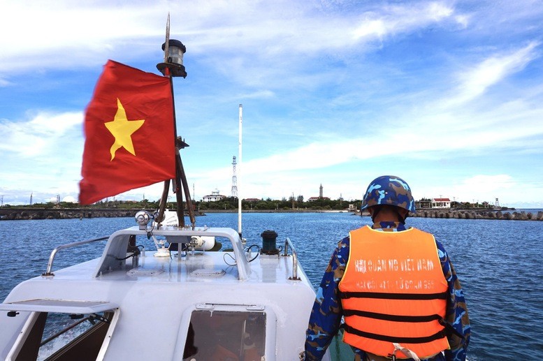 Đảo Song Tử Tây là cột mốc thiêng liêng khẳng định vững chắc chủ quyền của Tổ quốc giữa bao la sóng nước đại dương, nơi lá cờ đỏ sao vàng tung bay kiêu hãnh giữa trời xanh biển rộng - Ảnh: VGP/Sơn Hào