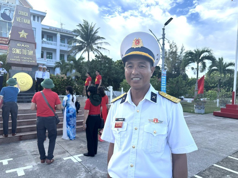 Trung tá Vũ Mạnh Hải, Chỉ huy trưởng kiêm Chủ tịch UBND xã đảo Song Tử Tây - Ảnh: VGP/Sơn Hào