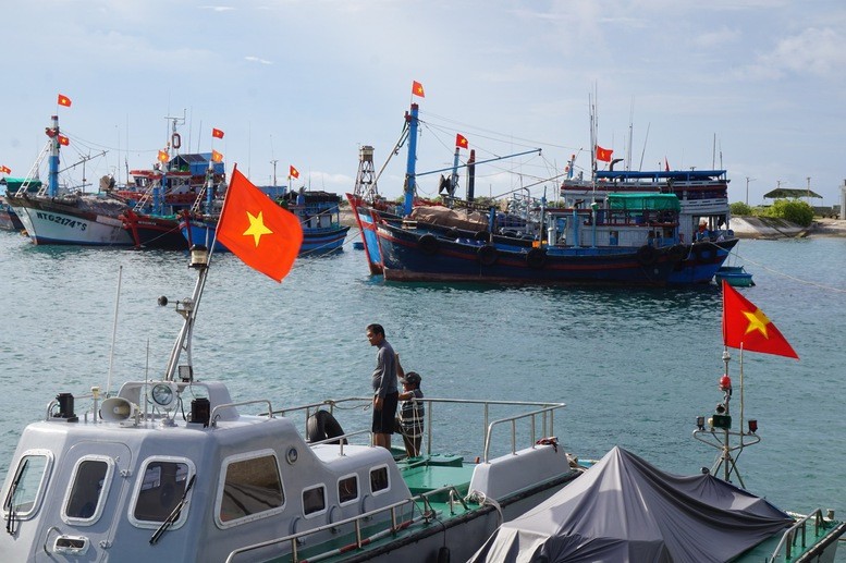 Tàu đánh cá neo đậu tại các âu tàu thuộc quần đảo Trường Sa - Ảnh: VGP/Sơn Hào