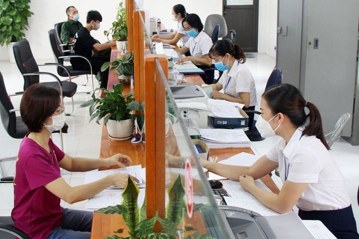 Công chức tỉnh Bắc Giang hỗ trợ người dân giải quyết thủ tục hành chính.