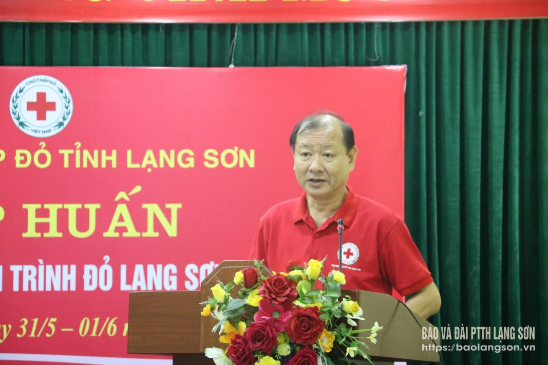 Lãnh đạo Hội Chữ thập đỏ tỉnh phát biểu tại lớp tập huấn