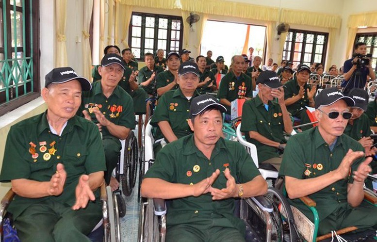 Tặng quà người có công nhân kỷ niệm 78 năm ngày Thương binh - Liệt sĩ