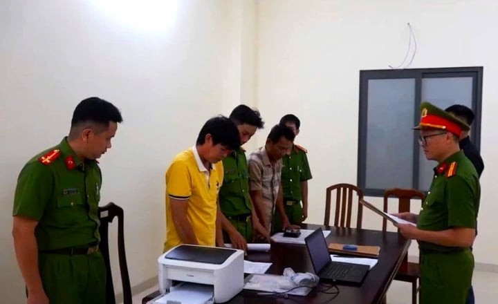 Công an tỉnh Khánh Hòa đọc lệnh bắt tạm giam 2 HLV bóng đá Đặng Đạo và Nguyễn Tý.