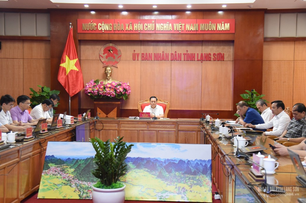 Đồng chí Hồ Tiến Thiệu, Phó Bí thư Tỉnh ủy, Chủ tịch UBND tỉnh và các đại biểu dự hội nghị tại điểm cầu tỉnh