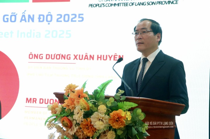 Đồng chí Dương Xuân Huyên, Uỷ viên Ban Thường vụ Tỉnh uỷ, Phó Chủ tịch Thường trực UBND tỉnh phát biểu tại hội nghị