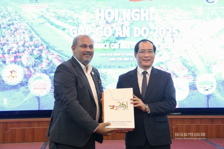 Đại diện Hiệp hội Doanh nghiệp Ấn Độ tại Việt Nam tặng quà lưu niệm cho lãnh đạo UBND tỉnh