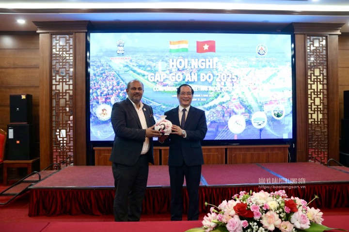 Đồng chí Phó Chủ tịch Thường trực UBND tỉnh tặng quà lưu niệm cho Hiệp hội Doanh nghiệp Ấn Độ tại Việt Nam