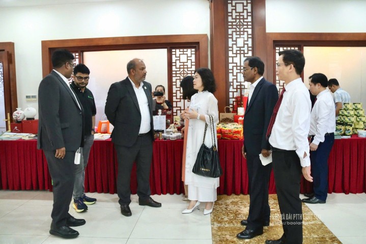 Đại biểu Ấn Độ tham quan khu vực trưng bày, giới thiệu thông tin du lịch Lạng Sơn