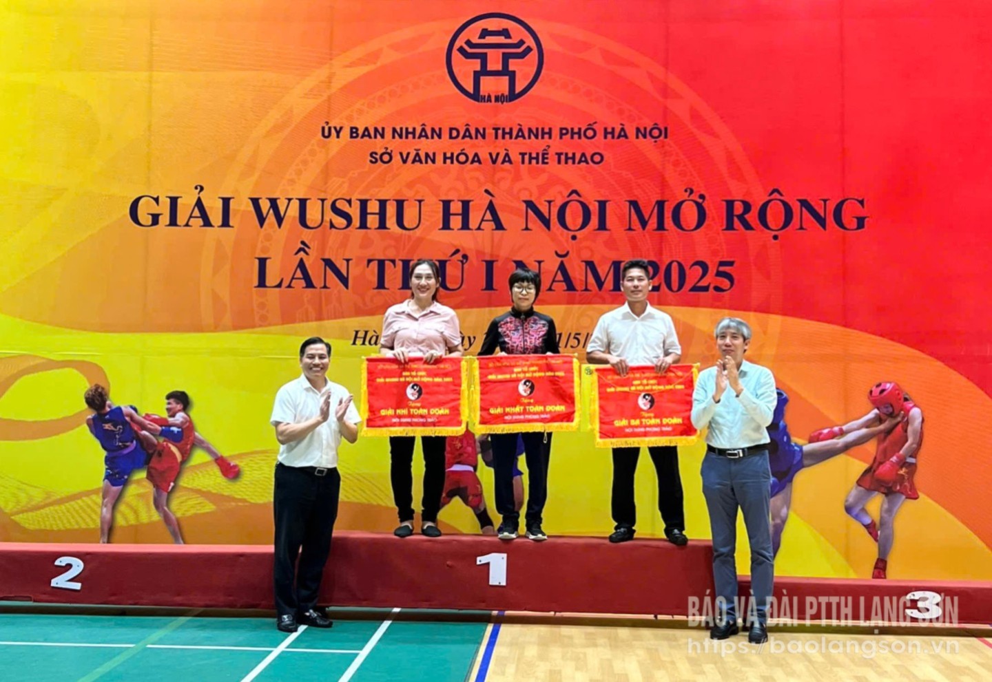 Đại diện đoàn VĐV Lạng Sơn (ngoài cùng bên trái) nhận giải nhì toàn đoàn nhóm tuổi 2
