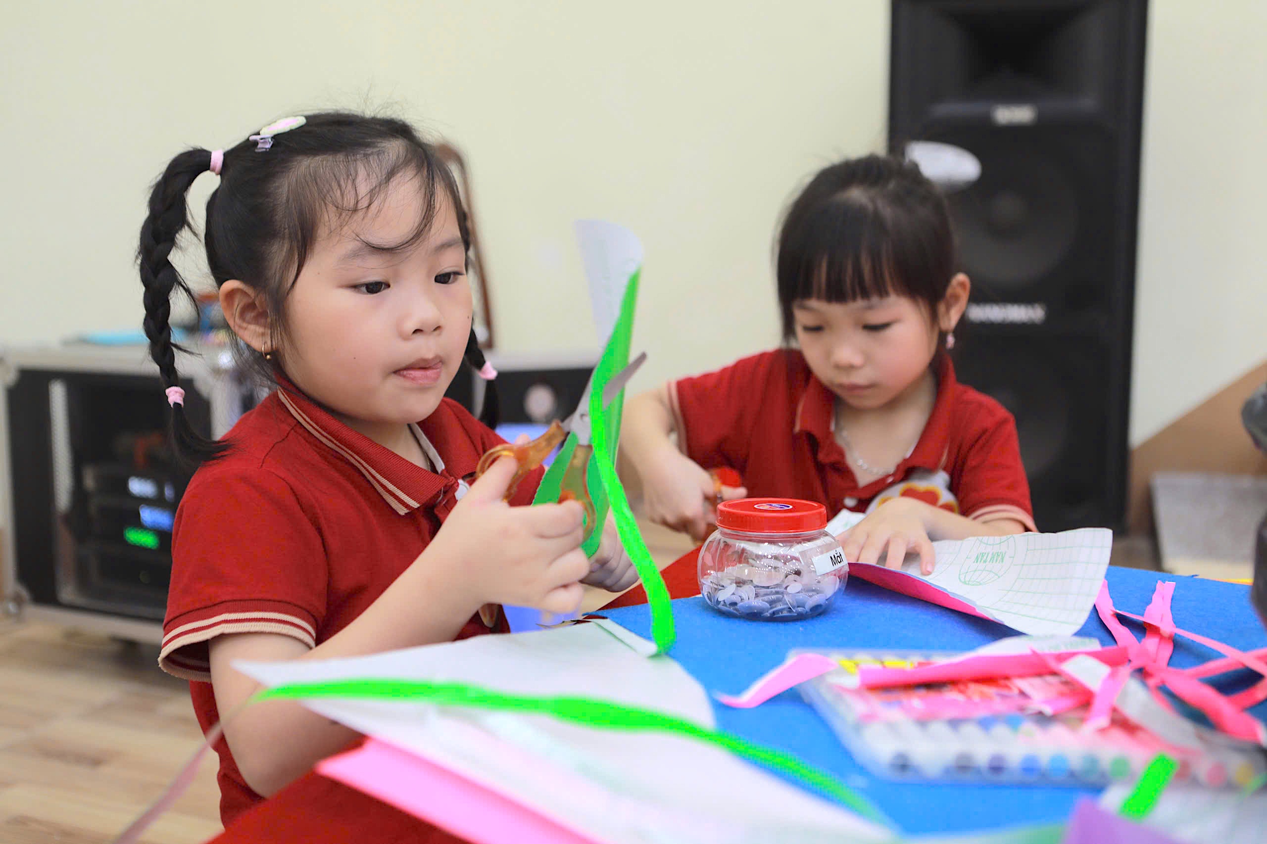 Học sinh tham gia tạo nên những sản phẩm STEM tại Ngày hội STEM mầm non cấp huyện năm học 2024 - 2025 do Phòng Giáo dục và Đào tạo huyện Văn Quan tổ chức