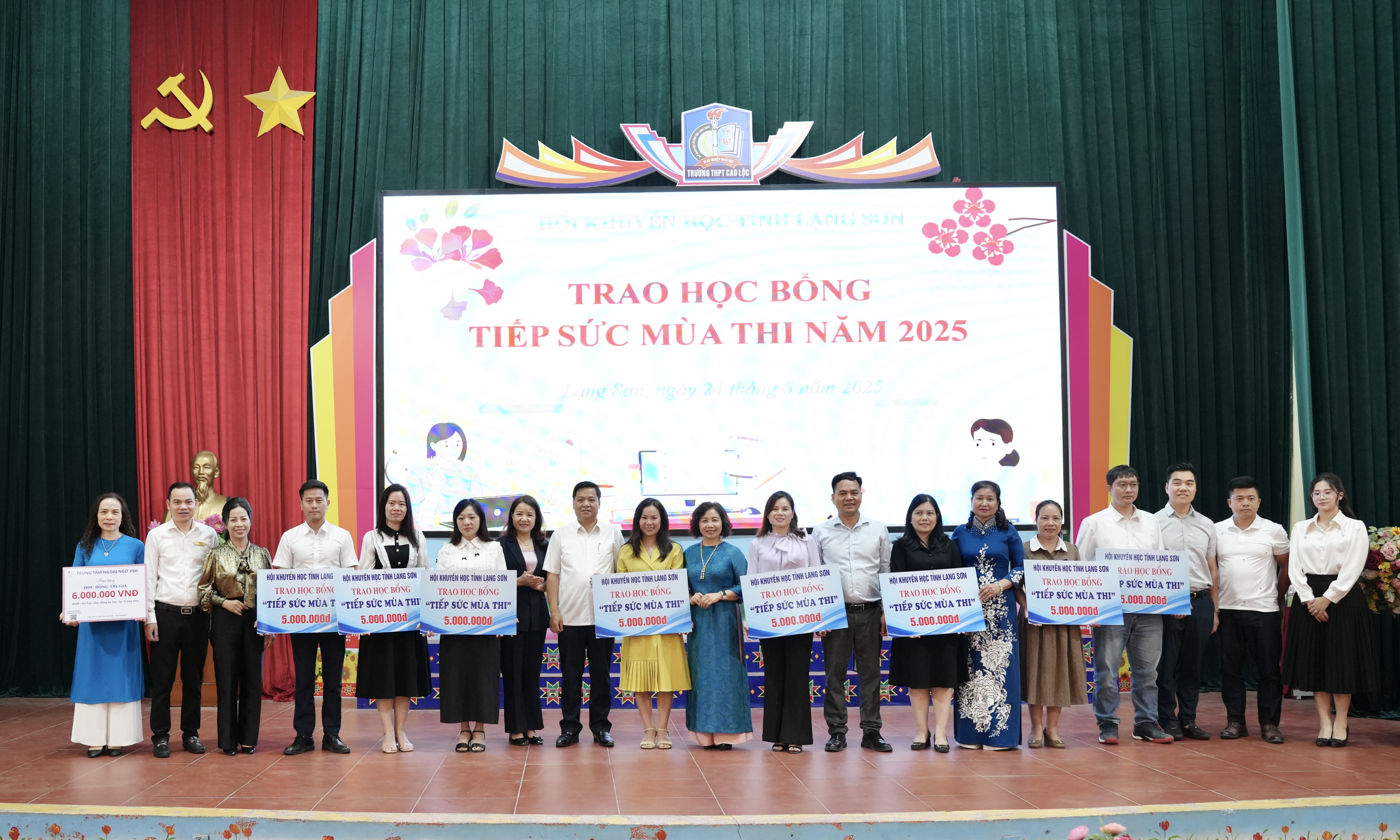 Đại diện lãnh đạo các cơ quan, đơn vị, doanh nghiệp trao biểu trưng học bổng