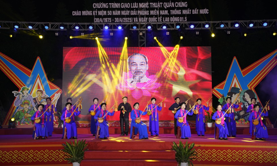 Giao lưu nghệ thuật quần chúng Chào mừng kỷ niệm 50 năm Ngày Giải phóng miền Nam và ngày Quốc tế lao