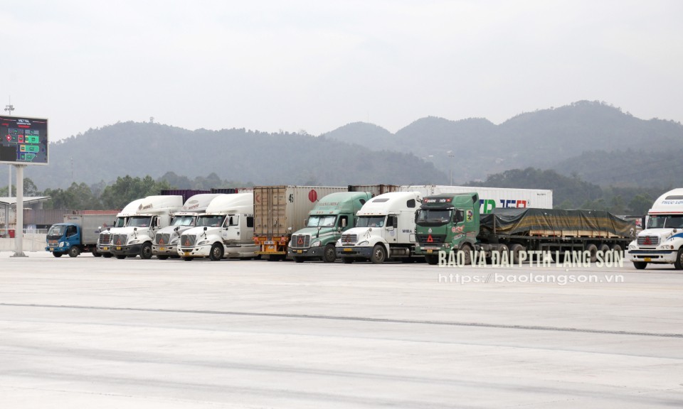 Từ 10 giờ ngày 3/5/2025, điều tiết các phương tiện chở hàng hóa xuất nhập khẩu qua Cửa khẩu Quốc tế Hữu