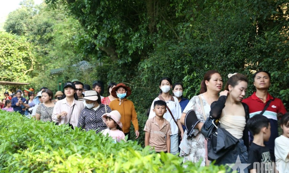 Người dân nô nức thăm quê Bác dịp lễ 30-4, 1-5