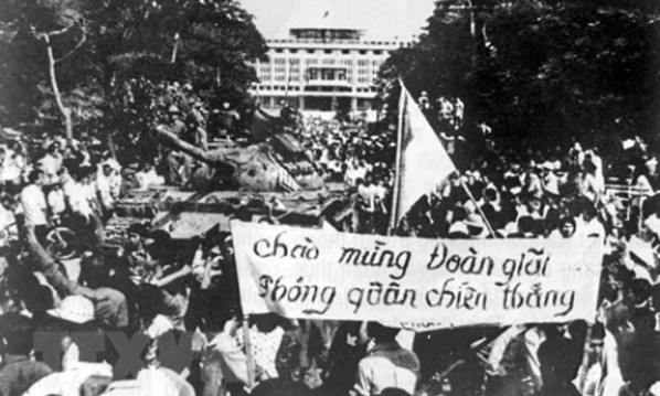 Lặng nghe bước chân tháng Tư