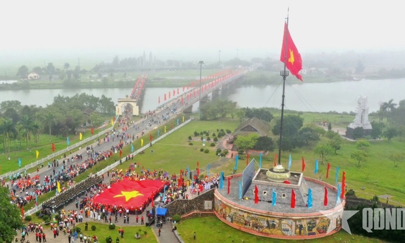 “Lá cờ còn, Tổ quốc còn!”