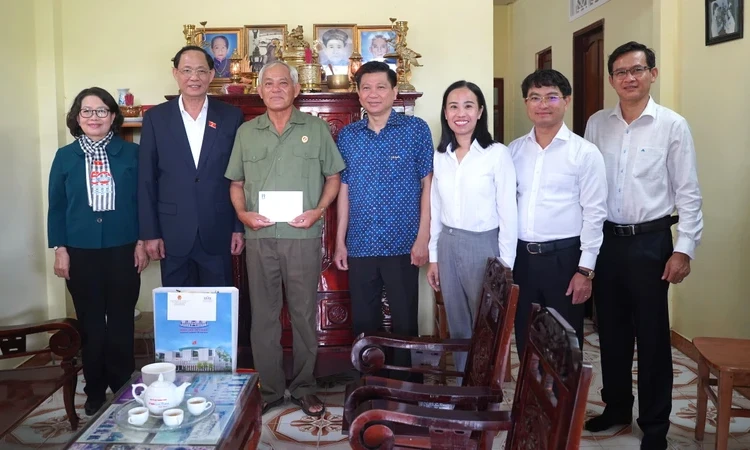 Phó Chủ tịch Quốc hội thăm gia đình chính sách tại Côn Đảo