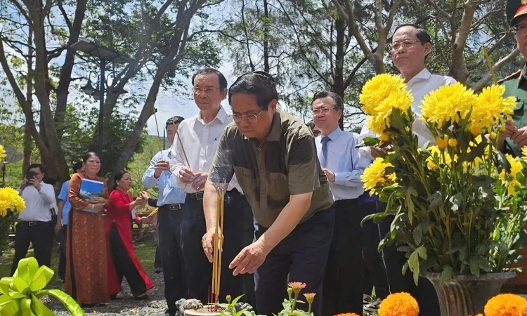 Thủ tướng Phạm Minh Chính tri ân các Anh hùng liệt sĩ, chiến sĩ cách mạng tại Côn Đảo