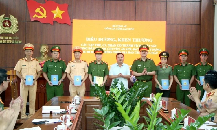 Lai Châu: Bắt 2 đối tượng thu 8 bánh heroin