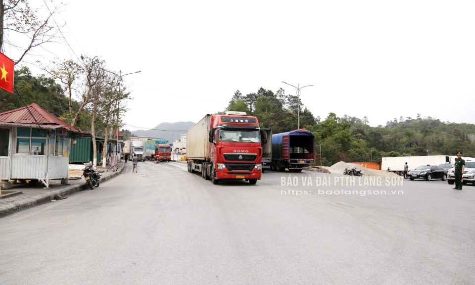 Dịp nghỉ lễ 30/4 và 1/5:  Hơn 6.500 phương tiện chở hàng hóa thông quan qua các cửa khẩu của tỉnh Lạng