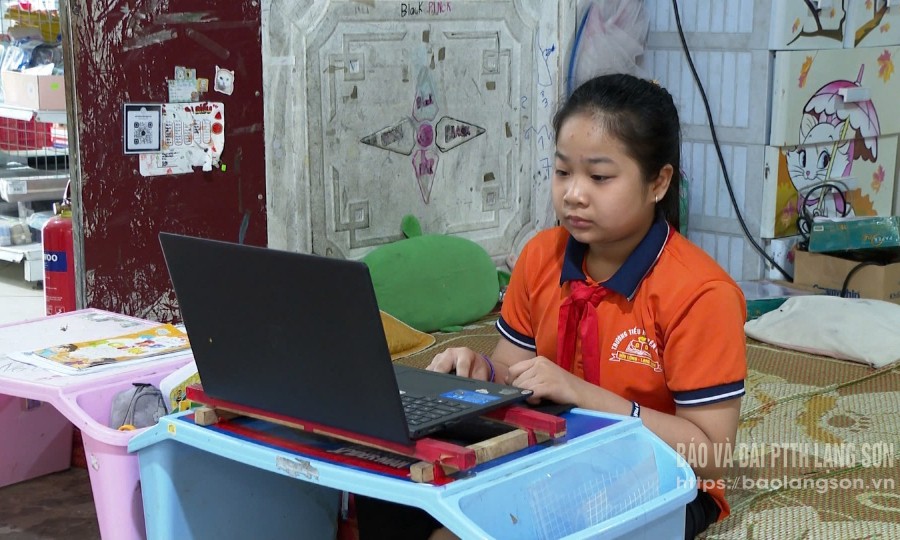 Cô học trò nhỏ giàu nghị lực