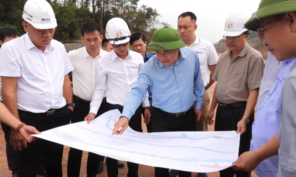 Tăng ca, thêm kíp trên công trường dự án cao tốc Hữu Nghị - Chi Lăng