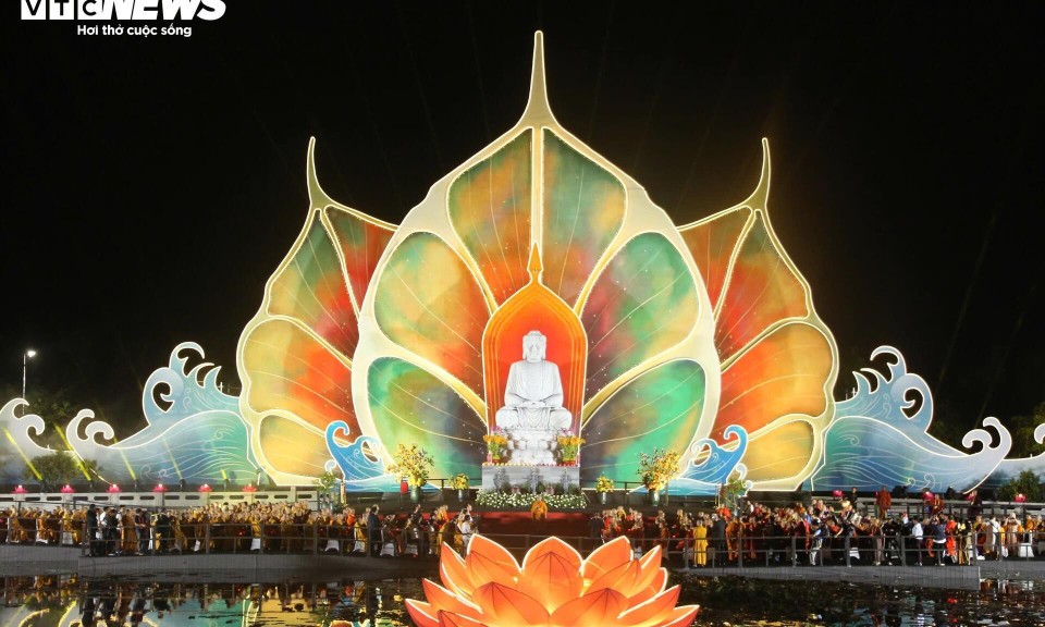 Hoa đăng sáng rực rỡ trong đêm mừng Đại lễ Vesak 2025
