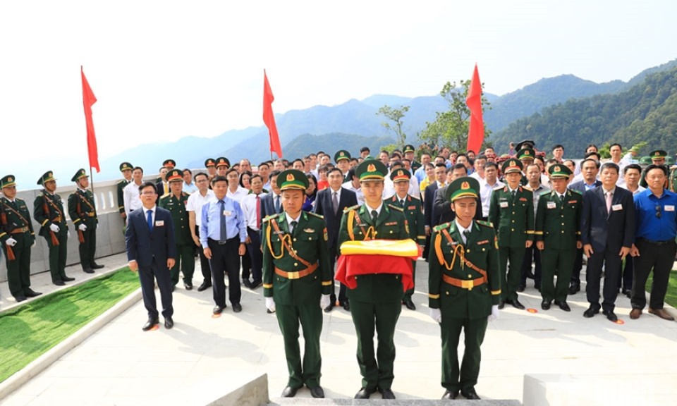Điện Biên: Thượng cờ và gắn biển công trình cột cờ A Pa Chải