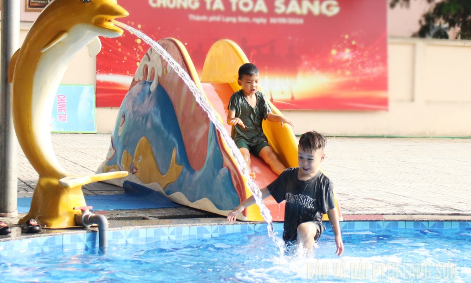 Bể bơi vào mùa "hút" khách