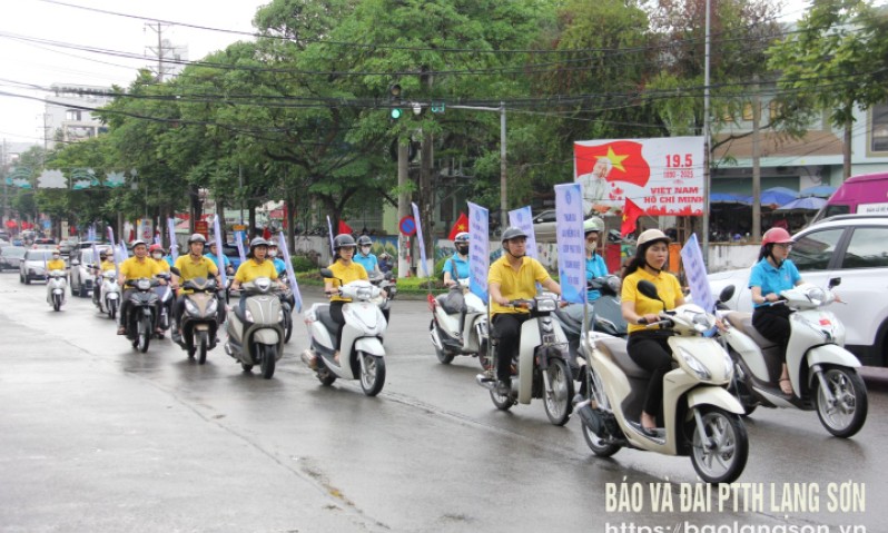 Ra quân hưởng ứng Tháng vận động triển khai bảo hiểm xã hội toàn dân