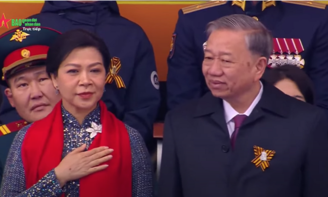 Tổng Bí thư Tô Lâm chào đoàn quân Việt Nam từ lễ đài Quảng trường Đỏ