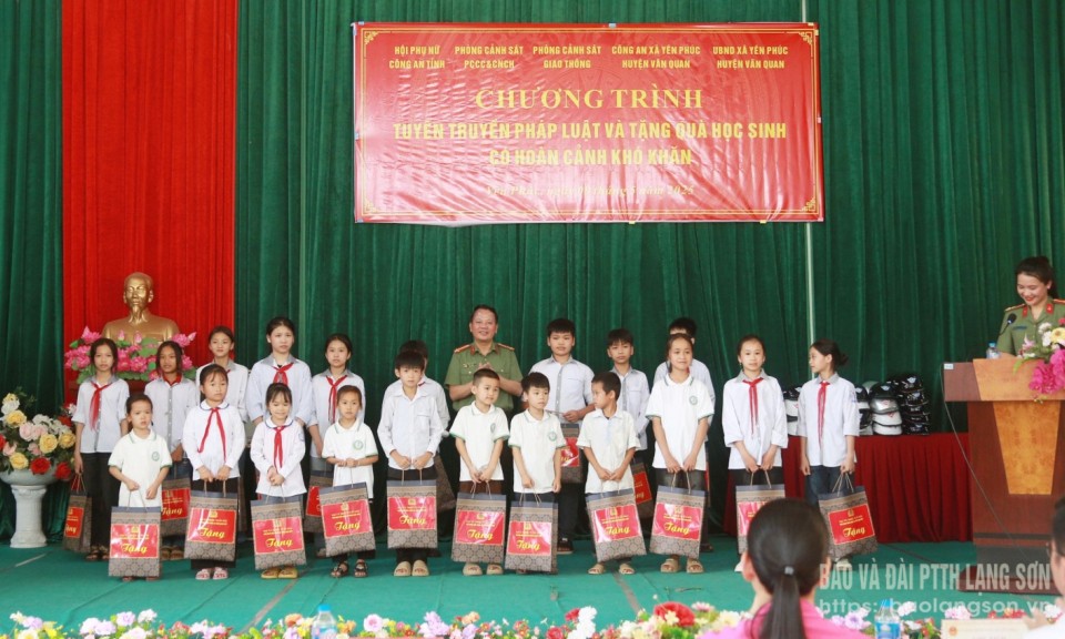 Công an tỉnh tuyên truyền pháp luật và tặng quà học sinh có hoàn cảnh khó khăn tại xã Yên Phúc, huyện Văn Quan