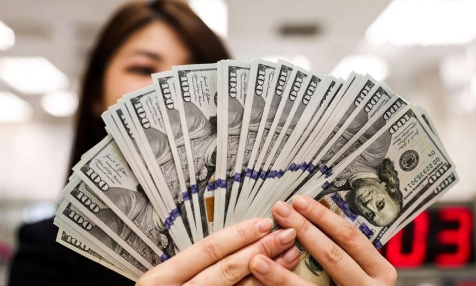 Tỷ giá USD hôm nay (10-5): Đồng USD hạ nhiệt, vẫn trụ vững trên mốc 100