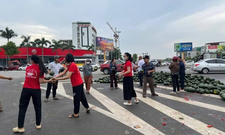 Dưa hấu đổ ra đường sau tai nạn, người dân xúm vào thu dọn, mua giúp tài xế